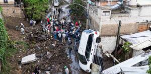 Vehículo accidentado y casas inundadas