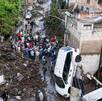 Vehículo accidentado y casas inundadas