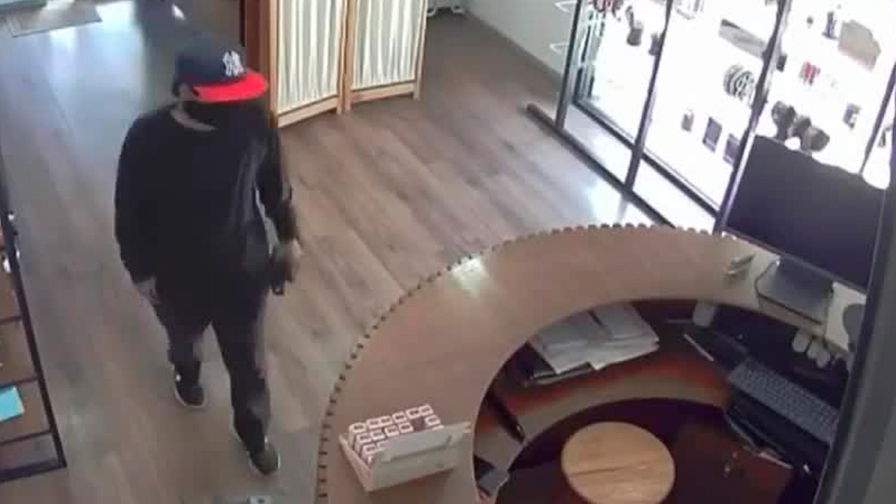 Un sujeto asaltó la estética “Sunset Hair Paradise” en Tehuacán y robó dinero en efectivo y celulares.