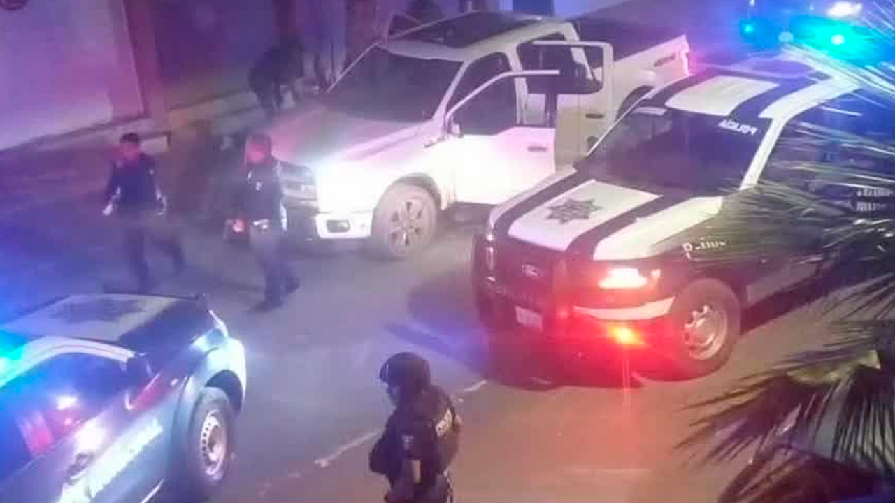 Una persecución en el municipio de Ajalpan terminó con la detención de cinco hombres en posesión de droga, un fusil y una camioneta.