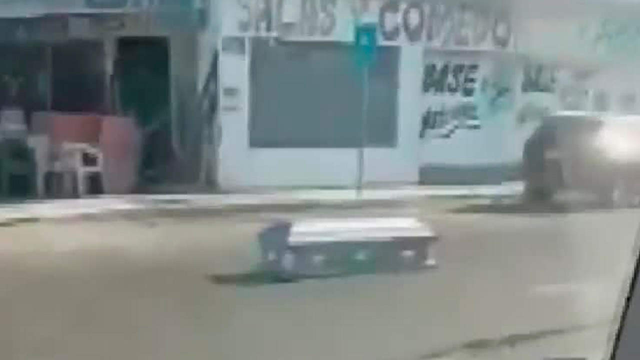 Una carroza funeraria sufrió un accidente en Tecomán, Colima, cuando su puerta trasera se abrió y un ataúd cayó al pavimento.