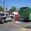 Camión del transporte público ruta 610 A en un área acordonada por cinta policiaca y una patrulla de la Policía de Guadalajara detrás