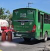 Camión del transporte público ruta 610 A en un área acordonada por cinta policiaca y una patrulla de la Policía de Guadalajara detrás