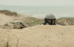 En la imagen, aparecen The Mandalorian, interpretado por Pedro Pascal, derecha, y Grogu en una escena de 