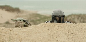 En la imagen, aparecen The Mandalorian, interpretado por Pedro Pascal, derecha, y Grogu en una escena de 