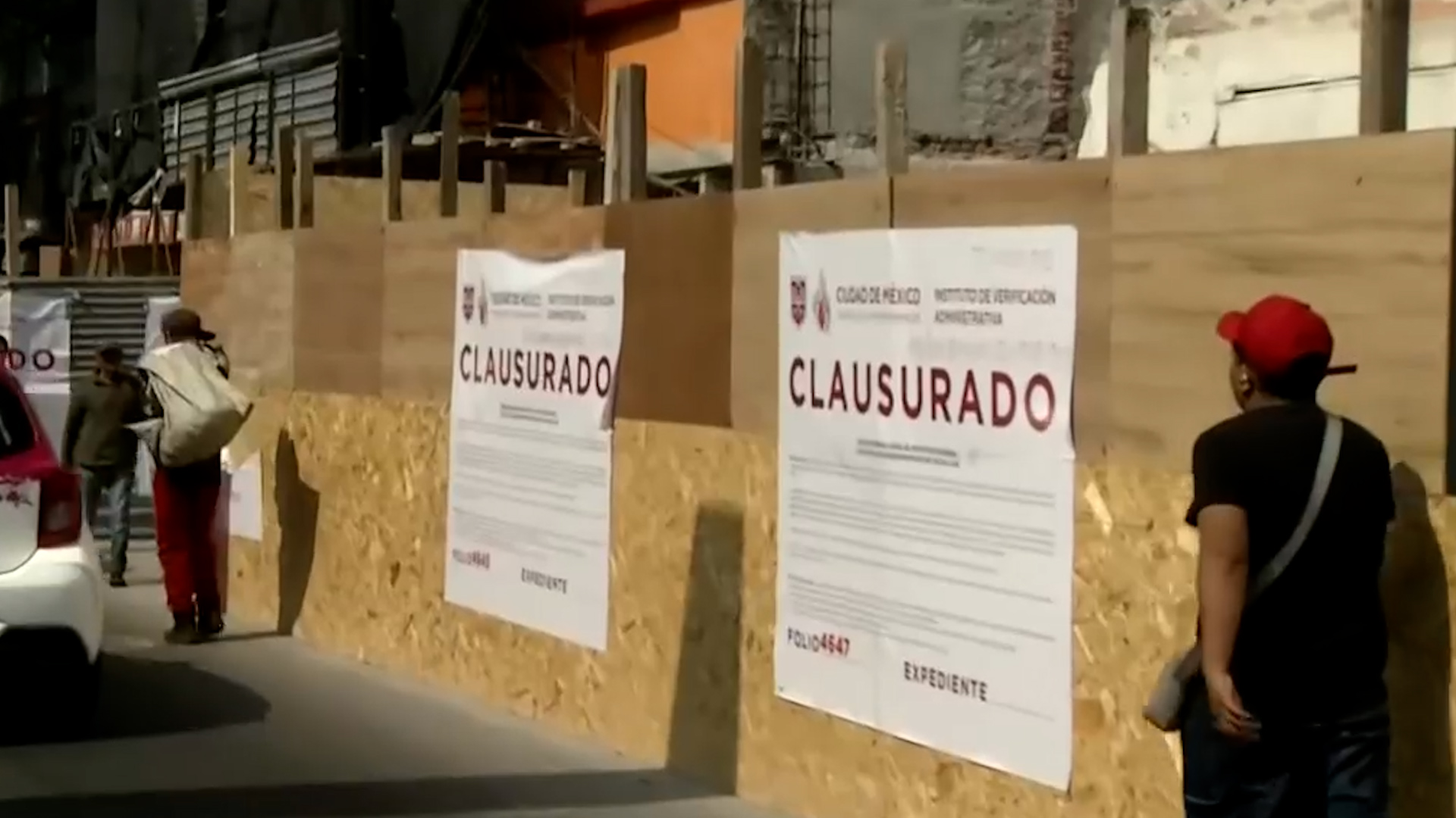 Alerta en Allende 74, La Lagunilla: barda inclinada amenaza con colapsar tras dejar 4 heridos. Protección Civil y el INBA clausuran la obra.