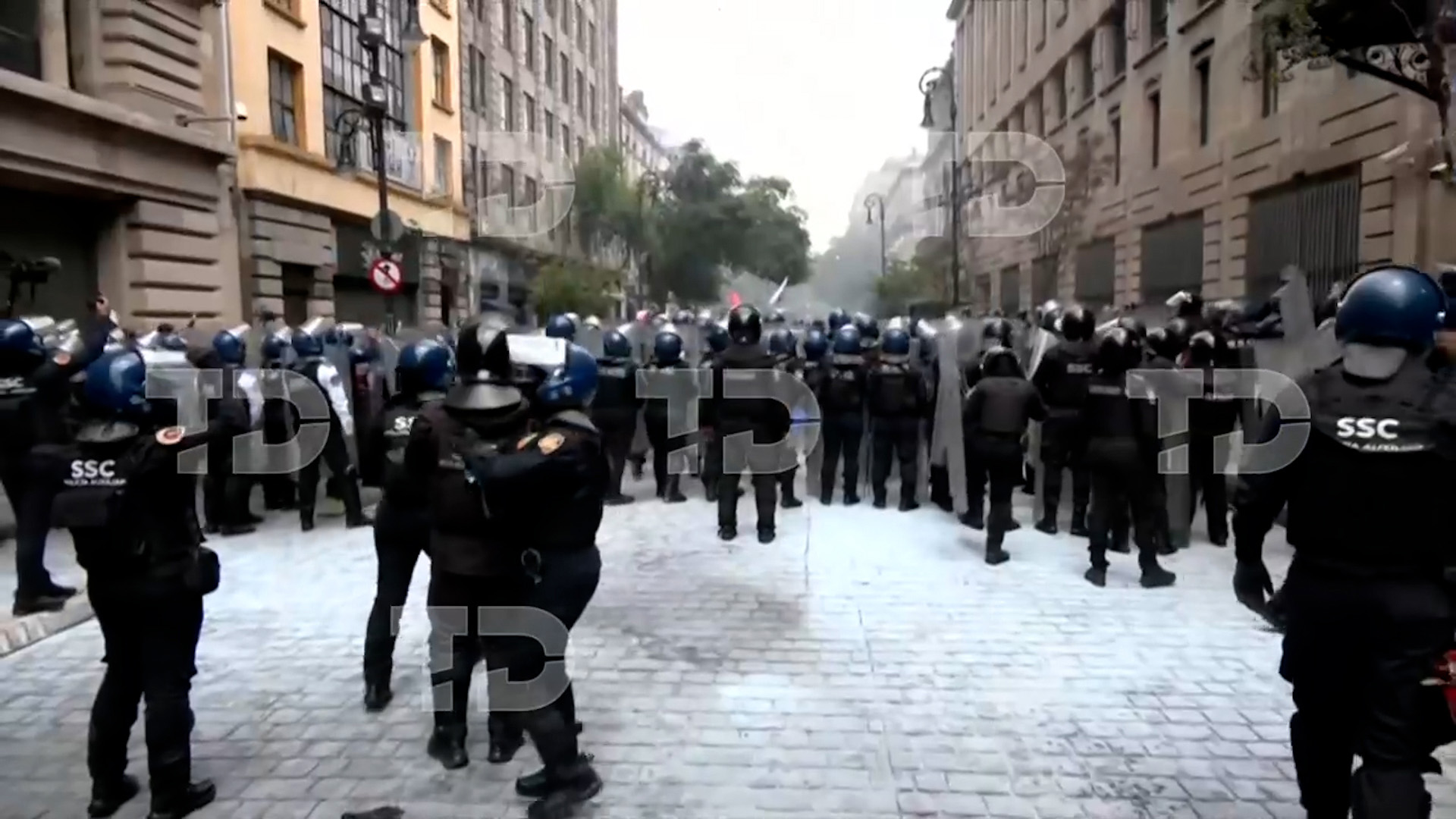 Enfrentamiento entre maestros de la CNTE y policías en la CdMx hoy. Lanzan gas lacrimógeno en 5 de Mayo para intentar llegar al Zócalo ante el Mundial 2026.