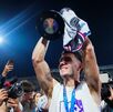 Jugador del Cruz Azul levantando la copa en el Estadio Olímpico Universitario.