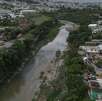 El cuerpo de una mujer arrastrado por la corriente del río Pesquería fue localizado la mañana del jueves en Escobedo, Nuevo León.