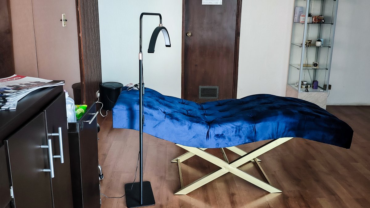 Consultorio clínico con una mesa azul y equipo médico.