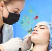 Doctora haciendo una cirugía estética.
