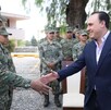 Manolo Jiménez saludando a elementos de la Marina en Coahuila.