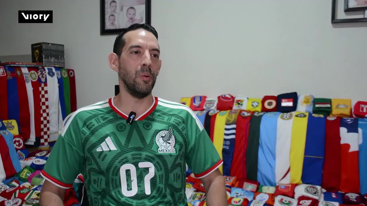 Videoreportaje de agencia Viory sobre el coleccionista de los jersey de todos los países asociados a la FIFA.