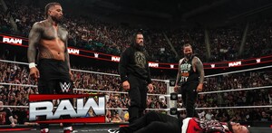 The Bloodline luego de golpear a Jacob Fatu en el pasado show de WWE Raw.