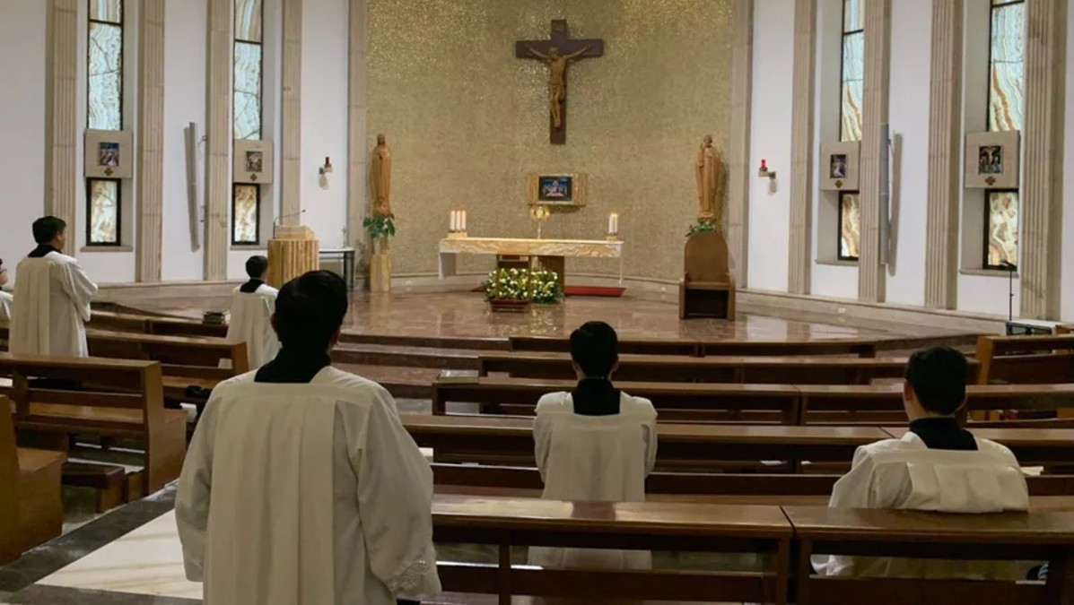 Legionarios de Cristo en iglesia.