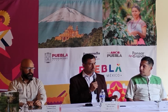 Autoridades sentadas en una mesa principal el festival y de fondo una imagen alusiva al festival tisoc 2026