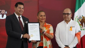 el gobernador alejandro armenta recibe un certificado en nombre del gobierno de puebla