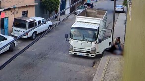 un chofer de un camión materialista ataca violentamente a un hombre que intentaba auxiliarlo en la colonia San Pablo del municipio de Querétaro.