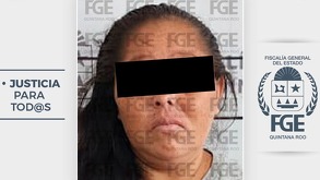 Mujer detenida por policía de Cancún con ojos cubiertos para proteger su identidad.