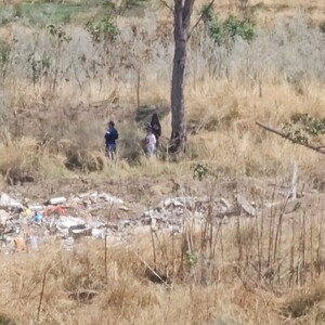 Sierra con dos personas en ella