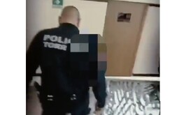 Policía de Torreón deteniendo a un hombre que estaba con un menor en un hotel de Torreón.