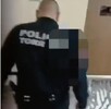 Policía de Torreón deteniendo a un hombre que estaba con un menor en un hotel de Torreón.