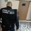 Policía de Torreón deteniendo a un hombre que estaba con un menor en un hotel de Torreón.