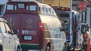 Ambulancias estacionadas en calles de El Salto con autos alrededor brindado atención médica a un joven herido a balazos