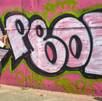 Hombre pintando barda