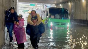 Personas auxiliadas por policías por inundación en CdMx
