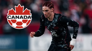 Marcelo Flores jugando un partido con la Selección de Canadá en 2026.