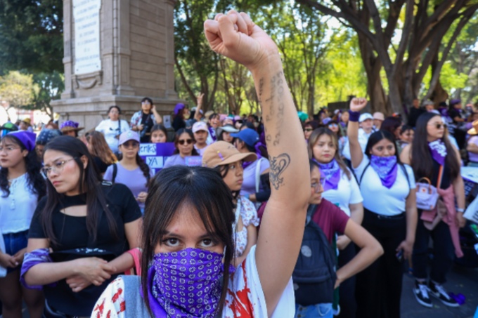 Mujeres en marcha feminista por el día de la mujer en Puebla