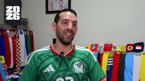Enrique Solorio durante entrevista por su colección de 245 jerseys de la FIFA
