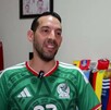 Enrique Solorio durante entrevista por su colección de 245 jerseys de la FIFA