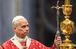 El papa León XIV sostiene un bastón pastoral mientras celebra una misa de Pentecostés en la basílica de San Pedro del Vaticano, el domingo 24 de mayo de 2026.
