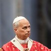 El papa León XIV sostiene un bastón pastoral mientras celebra una misa de Pentecostés en la basílica de San Pedro del Vaticano, el domingo 24 de mayo de 2026.