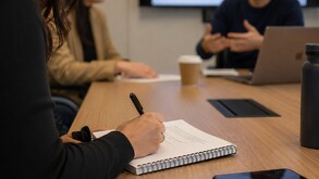 Especialistas en psicología aseguran que escribir a mano sigue ofreciendo ventajas cognitivas importantes frente al uso de dispositivos electrónicos.