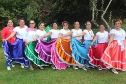 Mujeres con vestidos de danza para el festival en Huauchinango