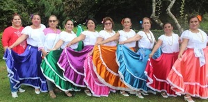 Mujeres con vestidos de danza para el festival en Huauchinango