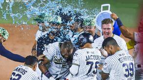 Jugadores de Sultanes de Monterrey celebrando el triunfo con aguita.