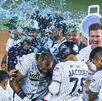Jugadores de Sultanes de Monterrey celebrando el triunfo con aguita.