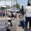 Capturas de pantalla de dos videos donde el chofer de camión del transporte público se pelea a golpes con padres de familia durante manifestación en Tlajomulco