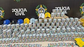 El material audiovisual compartido por la policía muestra miles de copias que estaban listas para ser distribuidas y comercializadas en Brasil.