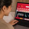 Mujer comprando en su computadora este Hot Sale 2026
