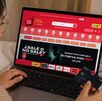 Mujer comprando en su computadora este Hot Sale 2026