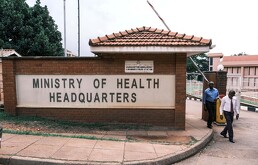 Gente sale a pie de la sede del Ministerio de Salud en Kampala, Uganda, el martes 19 de mayo de 2026.