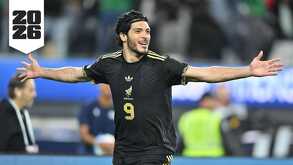 Raúl Jiménez festejando gol con la Selección de México