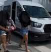Mujeres rescatadas con mantas negras en la cabeza