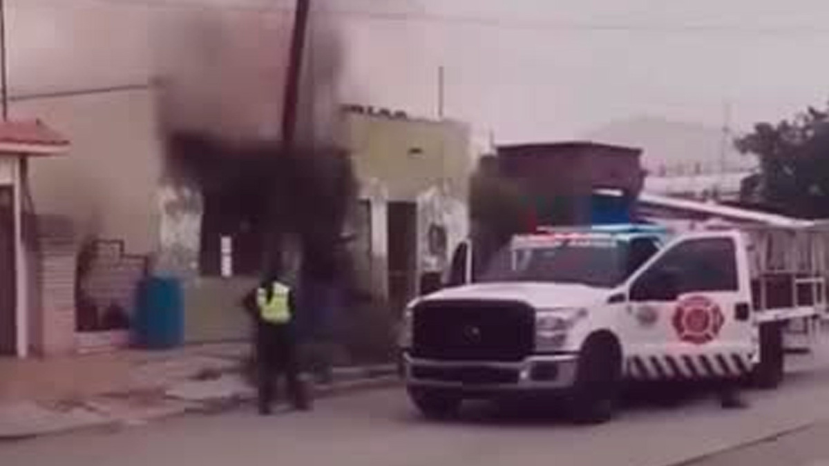 Un bombero de Sabinas, Coahuila, acudió a sofocar un siniestro, solo para descubrir que las llamas consumían la casa de su abuela.
