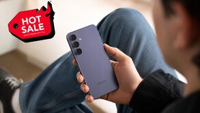 Joven con el Samsung S26 en sus manos